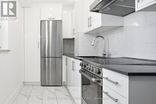 88 Bernard Ave in Toronto, ON - Building Photo