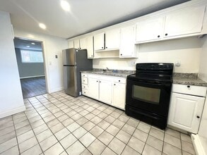 8 Bryon Rd, Unit 1 in Boston College, MA - Foto de edificio - Building Photo