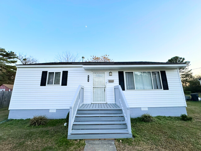 403 Beechdale Rd in Portsmouth, VA - Foto de edificio - Building Photo