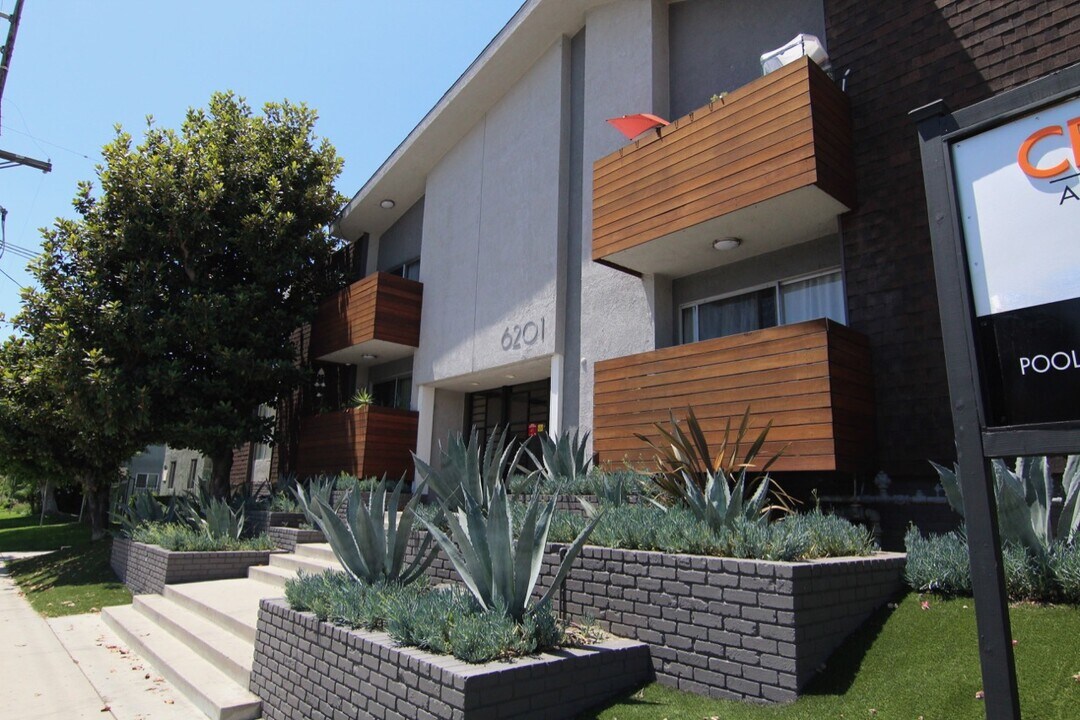 6165 Coldwater Canyon Ave in Los Angeles, CA - Building Photo