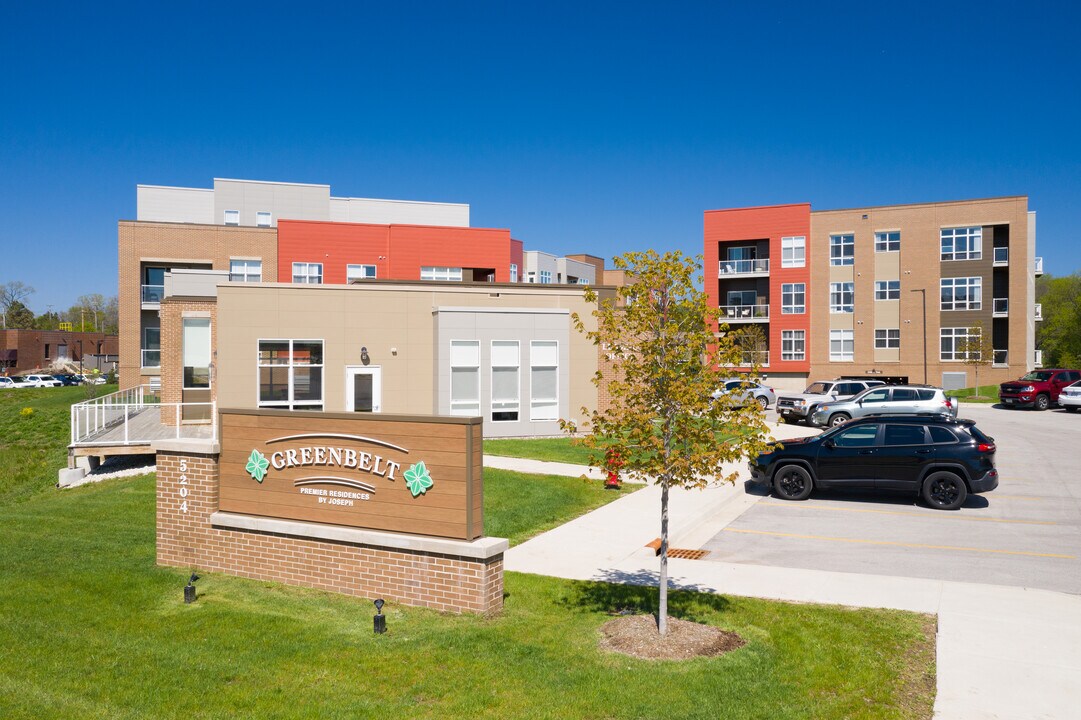 Greenbelt in Greendale, WI - Foto de edificio