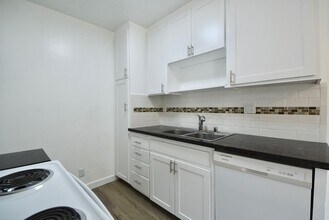 6115 Whitsett Ave in Los Angeles, CA - Building Photo - Building Photo