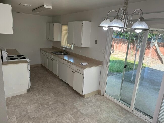 2361 Thompson Way in Sacramento, CA - Building Photo - Building Photo