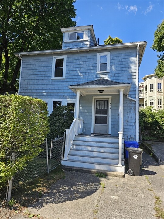 663 Hammond St in Brookline, MA - Building Photo