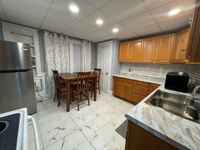 127 Carver St, Unit 127 Carver St in Springfield, MA - Building Photo - Building Photo