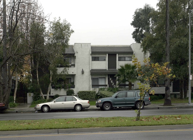 19620 Sherman Way in Reseda, CA - Building Photo - Building Photo