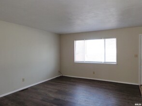 4733 W Merol Ct in Peoria, IL - Building Photo - Building Photo