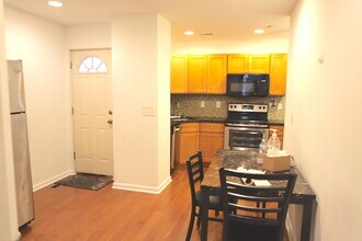 1703 Page St, Unit A in Philadelphia, PA - Foto de edificio - Building Photo