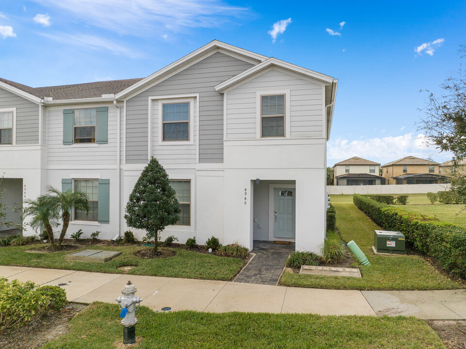 8946 Sydney Ave in Reunion, FL - Foto de edificio
