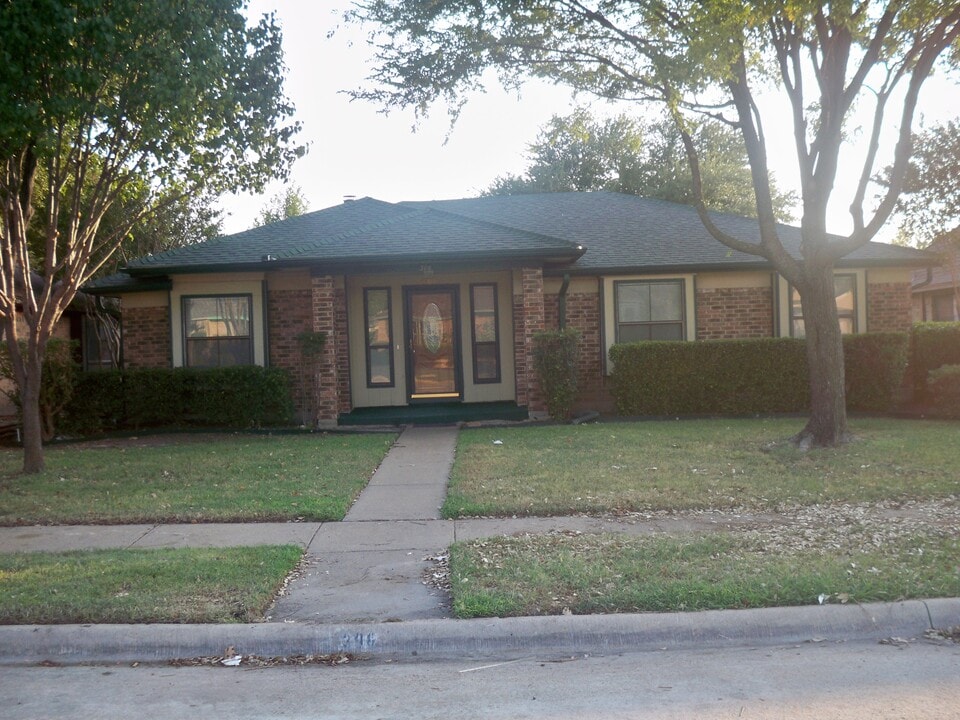 306 E Apollo Rd in Garland, TX - Foto de edificio