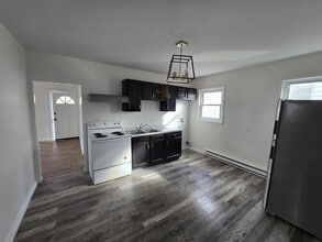 92 Twiss St, Unit 1 in Meriden, CT - Foto de edificio - Building Photo