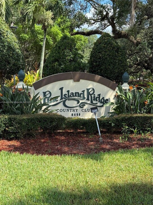 9450 Poinciana Pl in Davie, FL - Building Photo