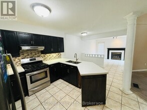 65 Periwinkle Way in Guelph, ON - Building Photo - Building Photo