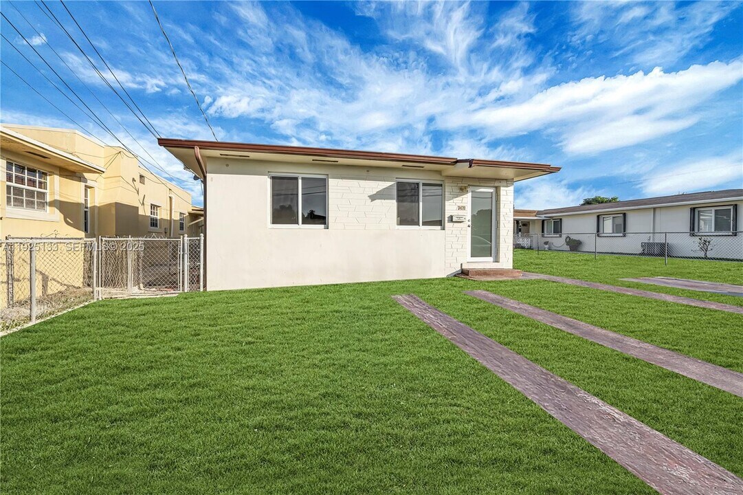 3471 SW 3rd St in Miami, FL - Building Photo