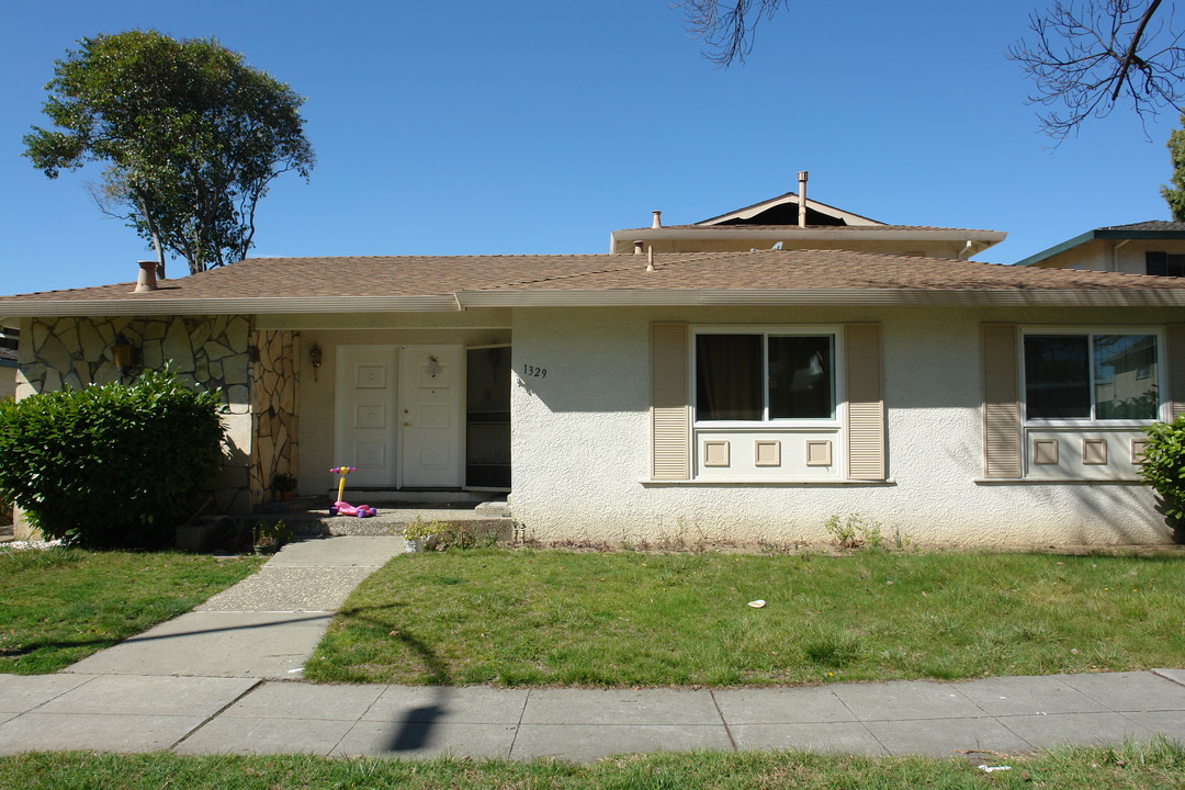 1329 Lexington Dr in San Jose, CA - Foto de edificio