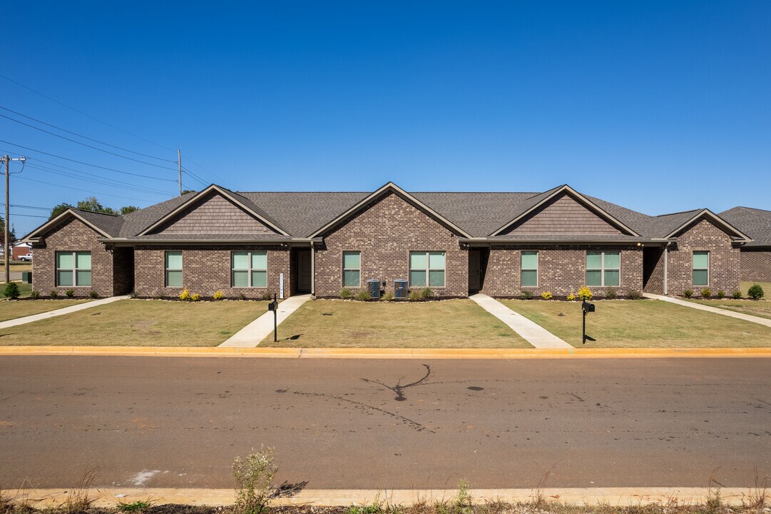 Lucas Ferry Townhomes in Athens, AL - Foto de edificio