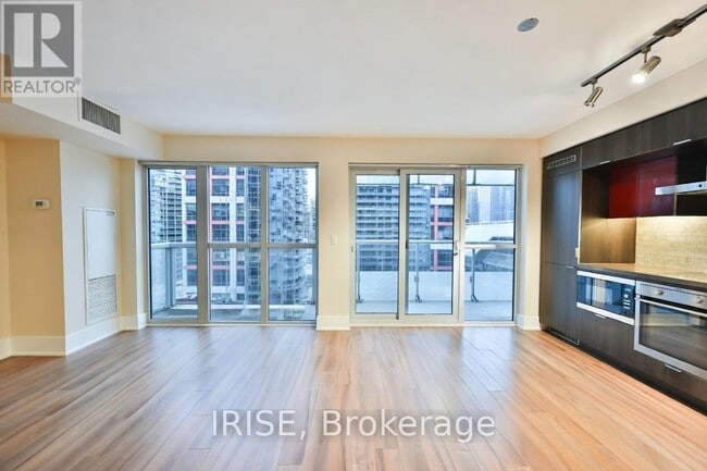 300 Front St W in Toronto, ON - Building Photo - Building Photo