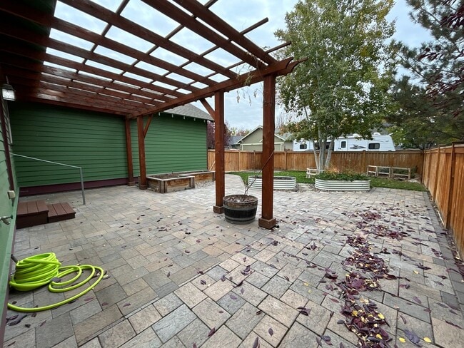 1642 NW Hickory Pl in Redmond, OR - Building Photo - Building Photo