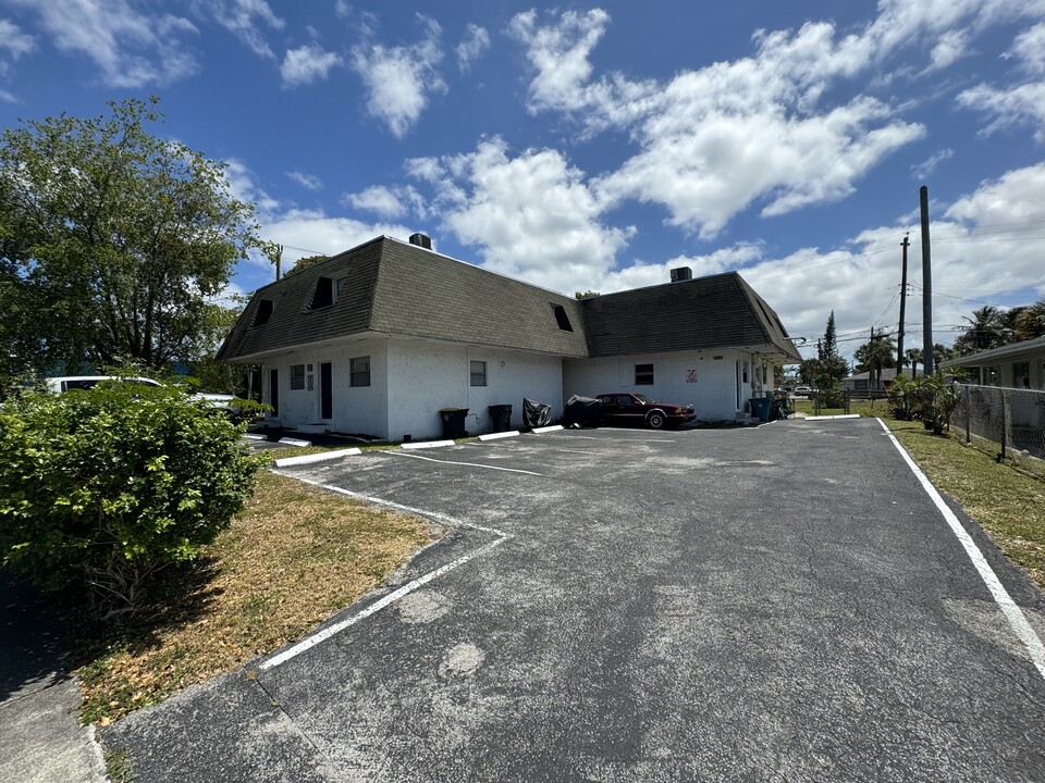 502 Phippen Waiters Rd in Dania Beach, FL - Building Photo