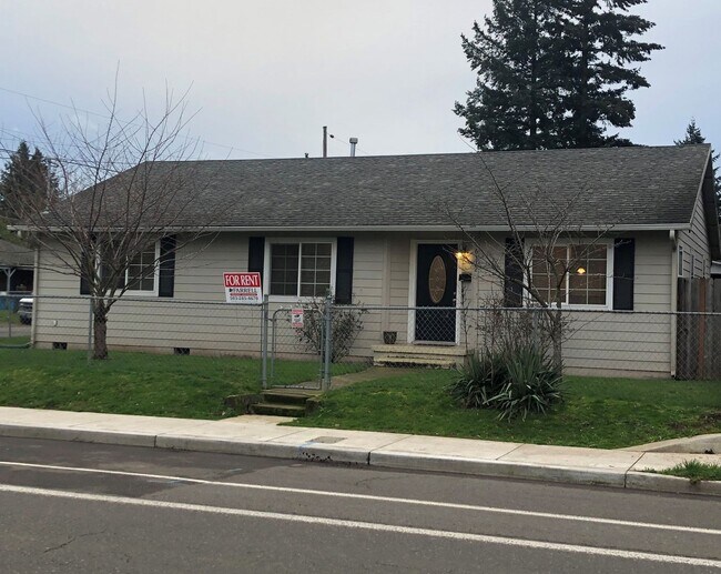 6332 SE Duke St in Portland, OR - Foto de edificio - Building Photo