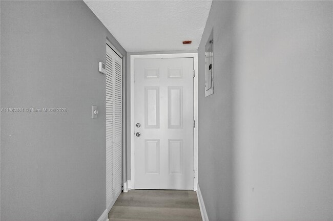 10000 NW 80th Ct in Hialeah Gardens, FL - Building Photo - Building Photo