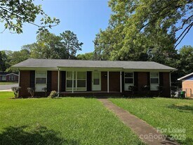 4800 Crestmont Dr in Charlotte, NC - Building Photo