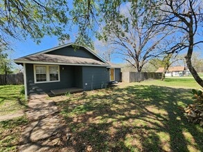 613 McNair St in Navasota, TX - Foto de edificio - Building Photo