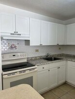 7020 NW 179th St in Hialeah, FL - Building Photo