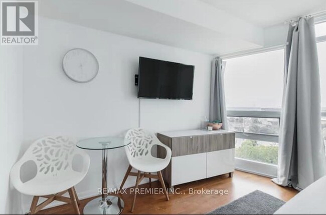 215-1215 Fort York Blvd