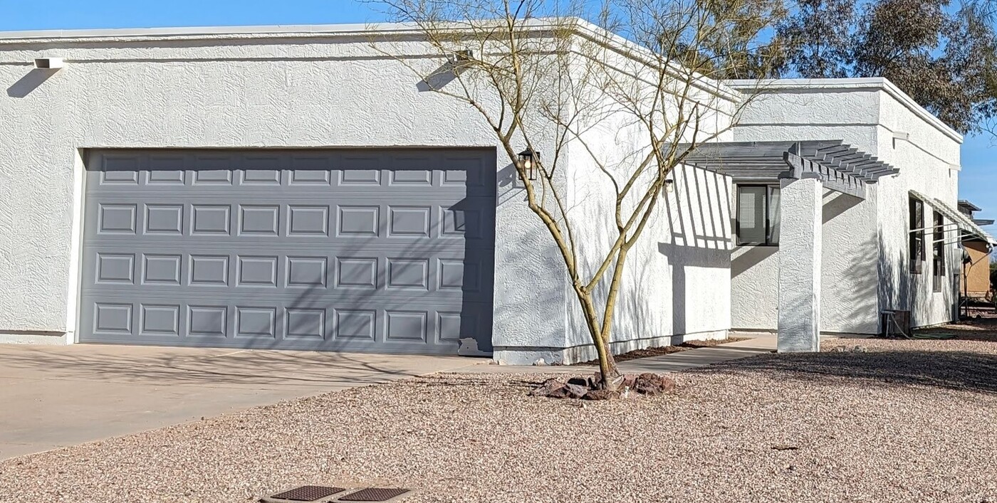 14173 S Berwick Rd in Arizona City, AZ - Foto de edificio
