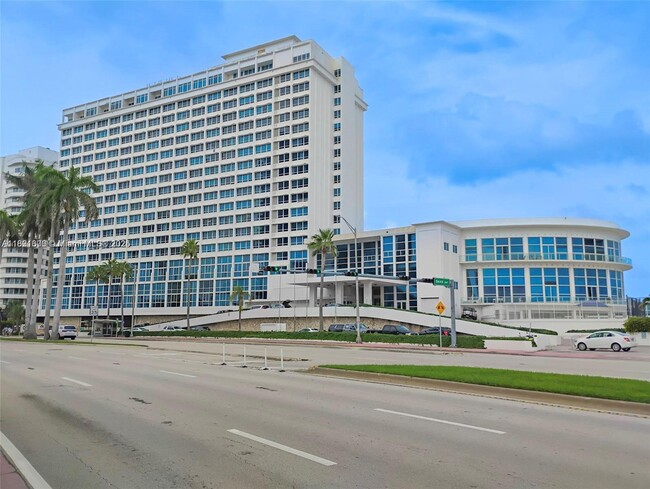 5445 Collins Ave in Miami Beach, FL - Building Photo - Building Photo