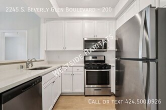 2245 S Beverly Glen Blvd in Los Angeles, CA - Foto de edificio - Building Photo