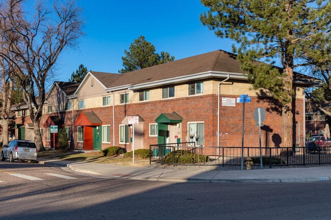Westwood Homes in Denver, CO - Foto de edificio - Primary Photo