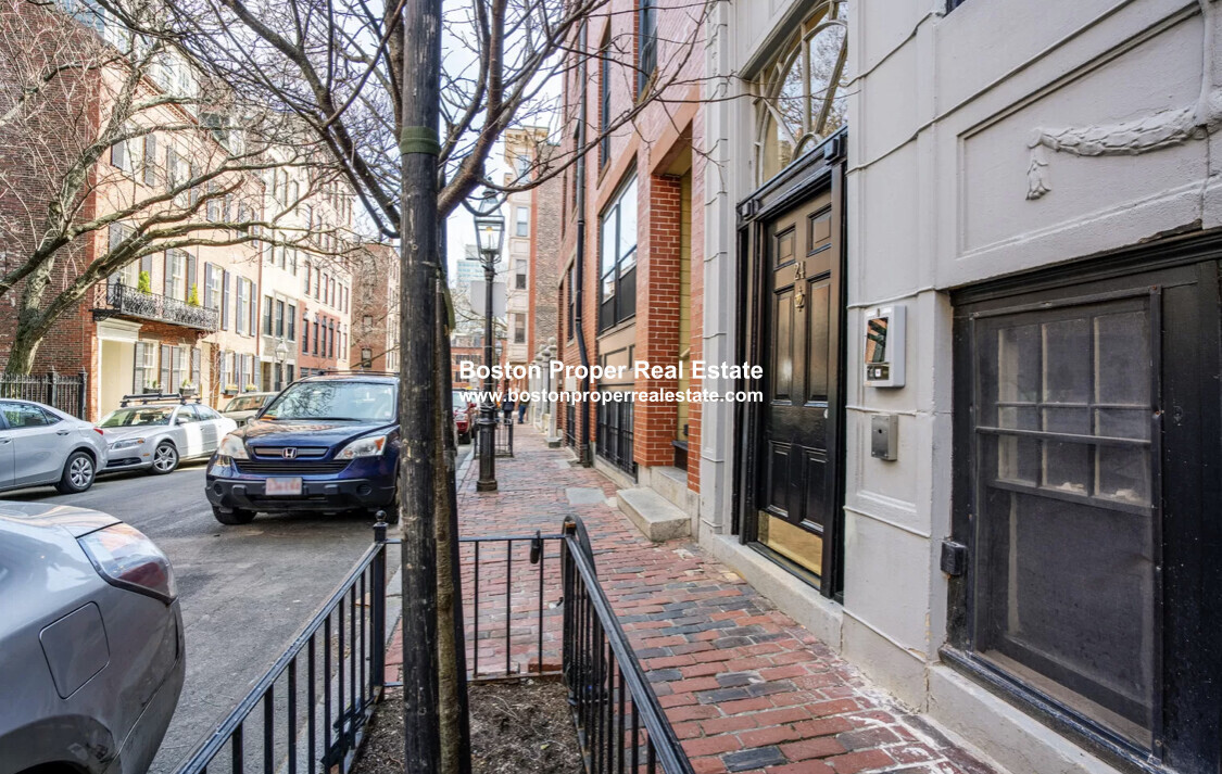 24 Phillips St, Unit 11 in Boston, MA - Building Photo
