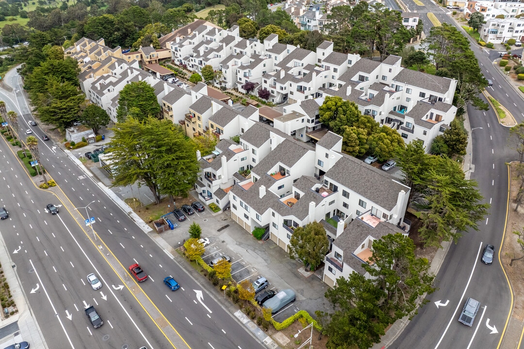 Colina in South San Francisco, CA - Building Photo