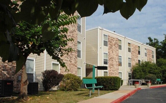601 N Monroe St in Lebanon, MO - Building Photo - Building Photo
