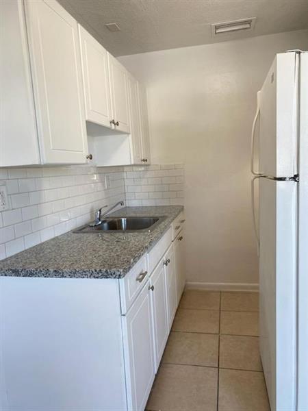 466 Sunshine Dr in Coconut Creek, FL - Building Photo