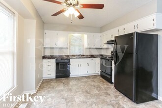 7909 Sunset Cir in Grandview, MO - Building Photo - Building Photo