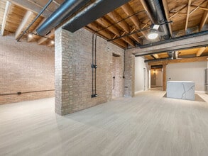 5th Avenue Station in Naperville, IL - Foto de edificio - Building Photo