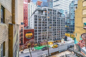 245 E 44th St, Unit 6J in New York, NY - Building Photo - Building Photo