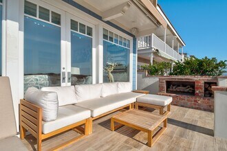 1514 E Oceanfront in Newport Beach, CA - Building Photo - Building Photo