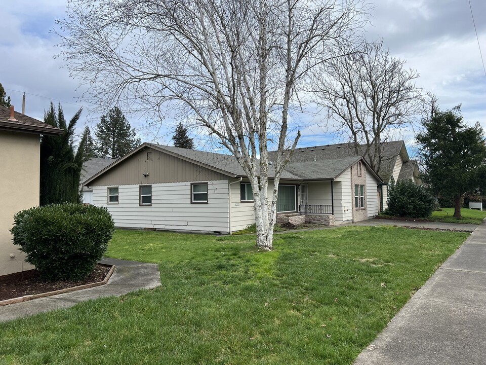 412 NW F St in Grants Pass, OR - Foto de edificio