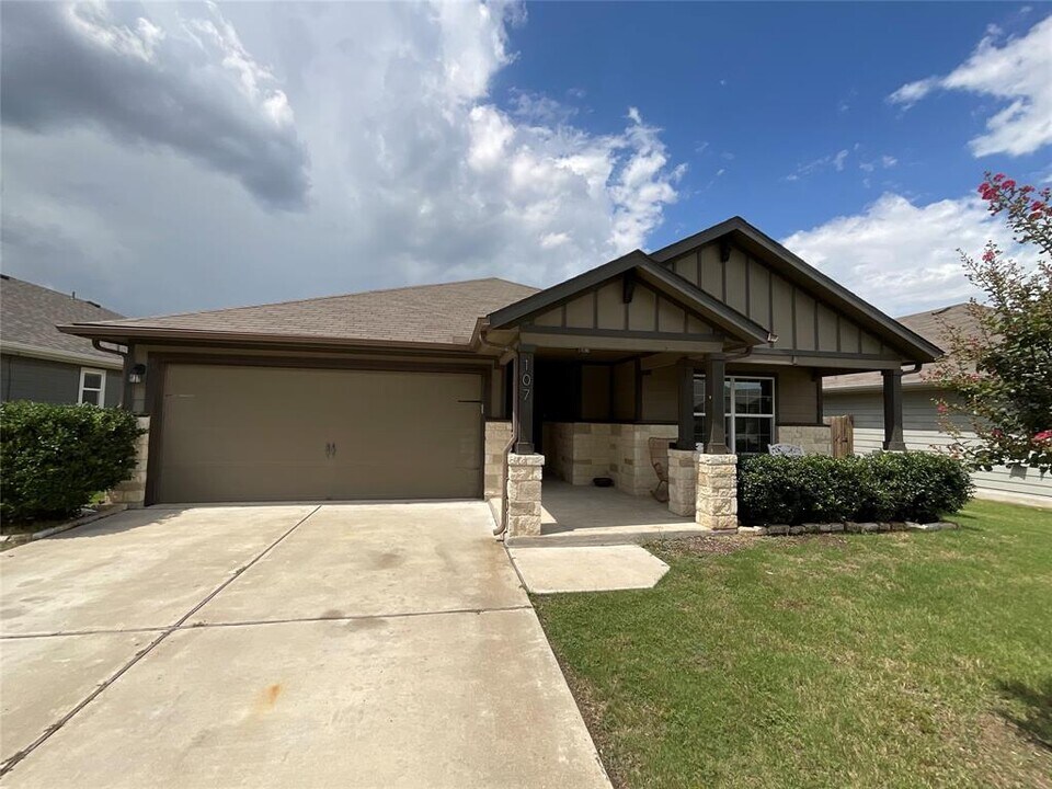 107 Dickinson Byu Cv in Hutto, TX - Building Photo