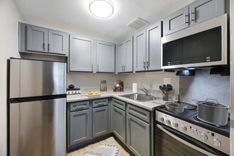Mayflower Manor Senior Apartments in Akron, OH - Foto de edificio - Building Photo