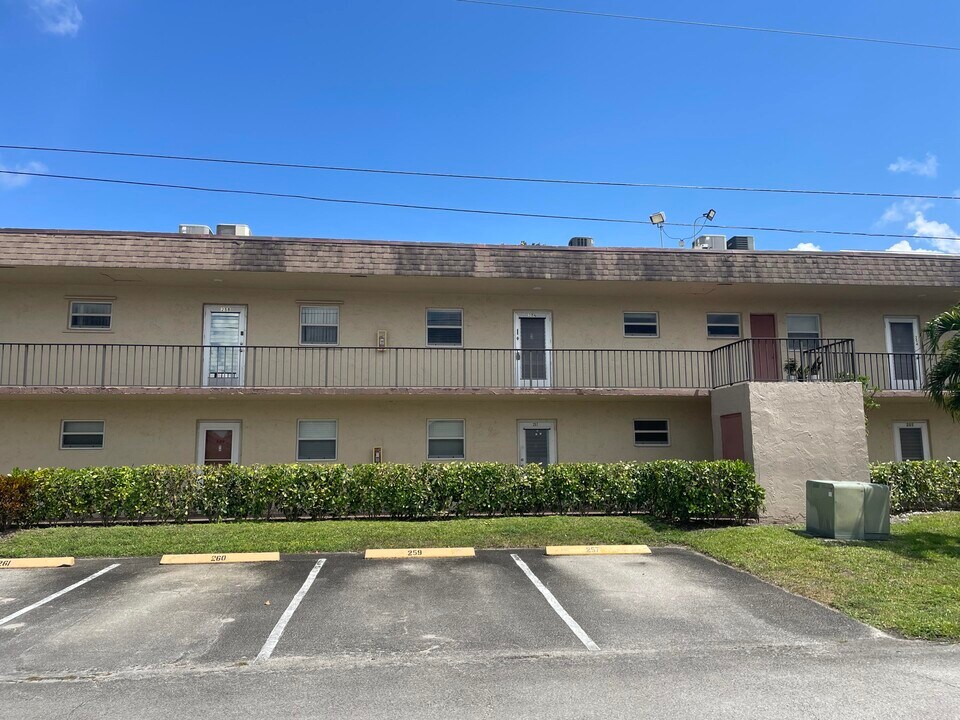 770 Lori Dr in Palm Springs, FL - Building Photo