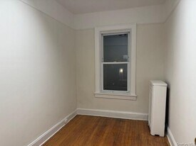 1639 1/2 Pilgrim Ave in Bronx, NY - Building Photo