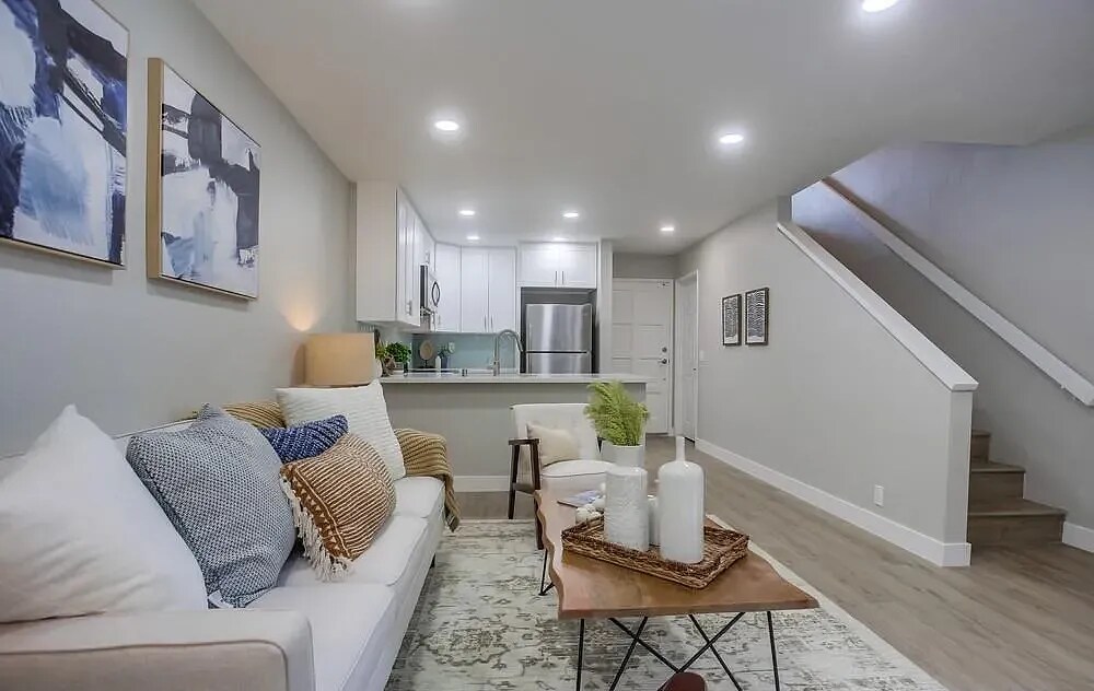 8292 Gilman Dr in San Diego, CA - Building Photo