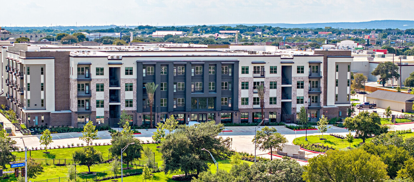 The Savoy in San Antonio, TX - Building Photo