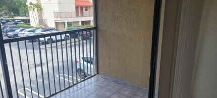 2985 Riverside Dr in Coral Springs, FL - Building Photo - Building Photo