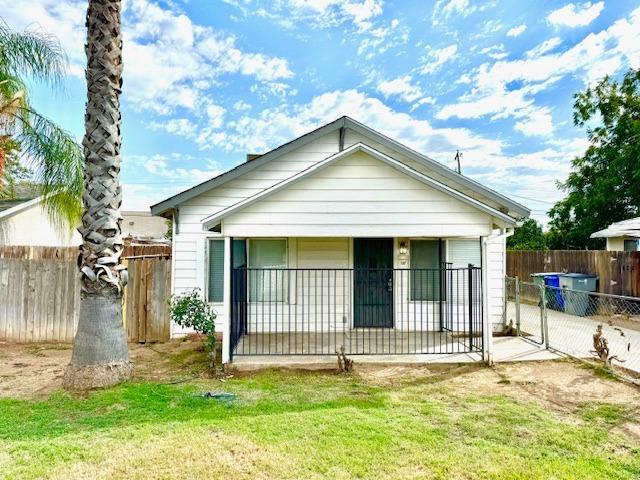 107 W Beechwood Ave in Fresno, CA - Building Photo